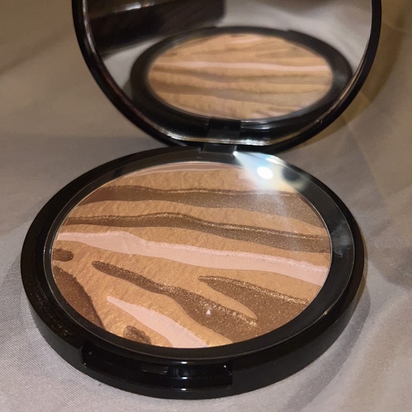 Laura Mercier Exotique Face Illuminator - Picture 4 of 8